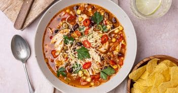 Mexicaanse soep met kip en tortilla Mexicaanse soep, tortilla soep, Mexicaanse maaltijdsoep, tortillasoep met kip, soep met kip en tortilla, nacho's, sopa mexicana