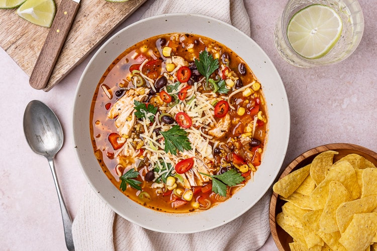 Mexicaanse soep, tortilla soep, Mexicaanse maaltijdsoep, tortillasoep met kip, soep met kip en tortilla, nacho's, sopa mexicana