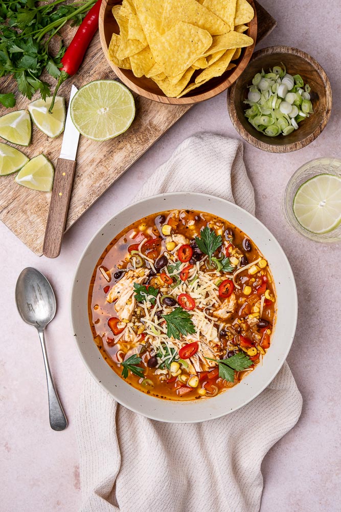 Mexicaanse soep, tortilla soep, Mexicaanse maaltijdsoep, tortillasoep met kip, soep met kip en tortilla, nacho's, sopa mexicana