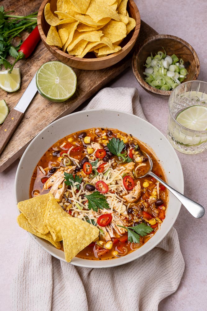 Mexicaanse soep, tortilla soep, Mexicaanse maaltijdsoep, tortillasoep met kip, soep met kip en tortilla, nacho's, sopa mexicana