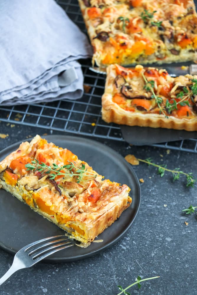 quiche met pompoen, champignons en oude kaas. Makkelijk recept voor vegetarische quiche, hartige taart met pompoen, herfst quiche, 