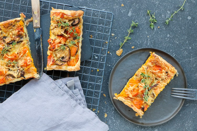 quiche met pompoen, champignons en oude kaas. Makkelijk recept voor vegetarische quiche, hartige taart met pompoen