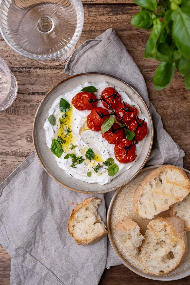 ricotta dip recept, whipped ricotta, opgeklopte ricotta, kaas, Italiaanse kruiden, knoflook, tomaten, zachte roomkaas opkloppen, feta dip