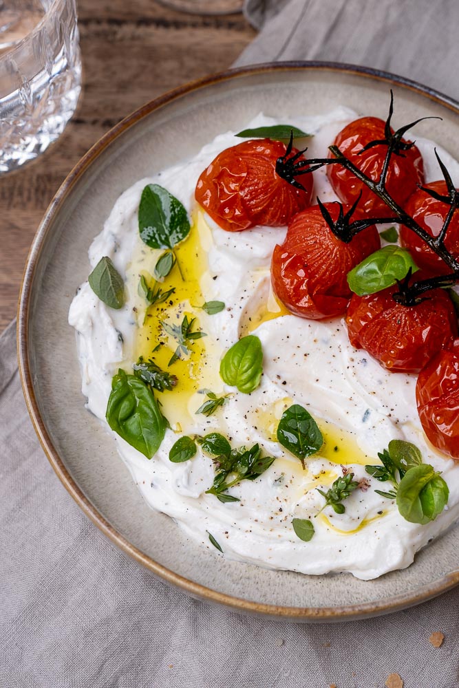 ricotta dip recept, whipped ricotta, opgeklopte ricotta, kaas, Italiaanse kruiden, knoflook, tomaten, zachte roomkaas opkloppen, feta dip