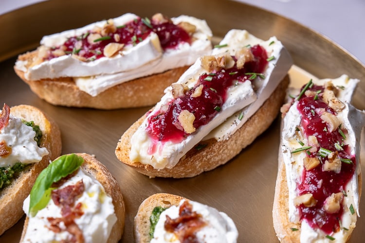 bruschetta met brie en cranberry, bruschetta recept, brie, cranberry compote, rozemarijn, walnoten, stokbrood, borrelhapje, Kerst