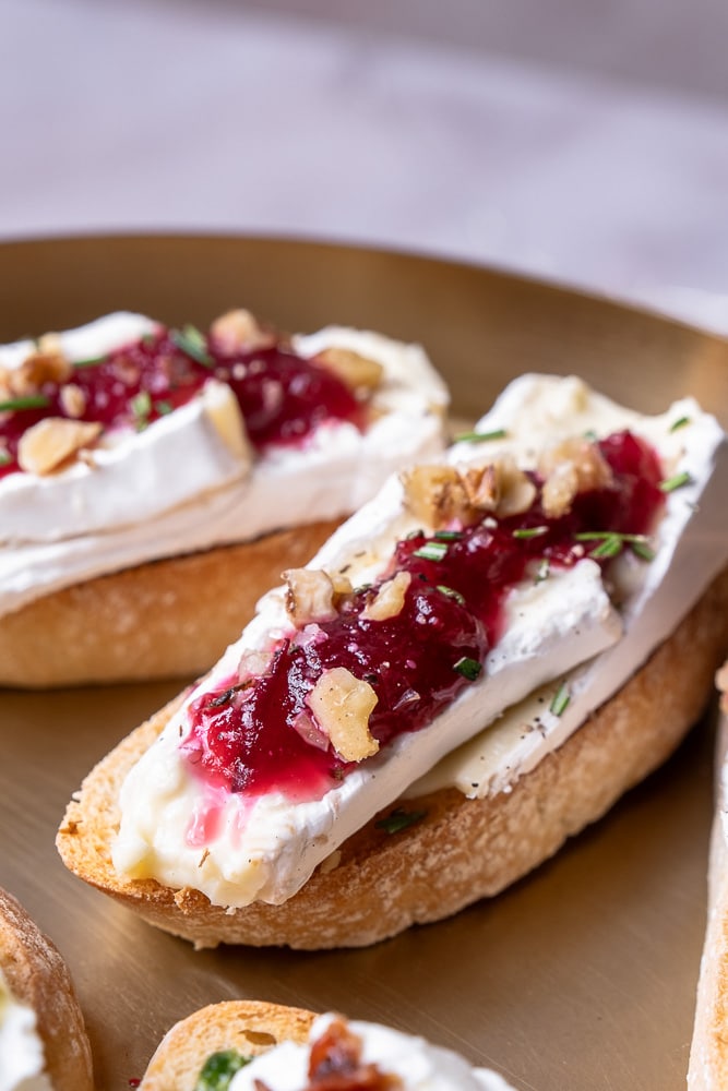 bruschetta met brie en cranberry, bruschetta recept, brie, cranberry compote, rozemarijn, walnoten, stokbrood, borrelhapje, Kerst