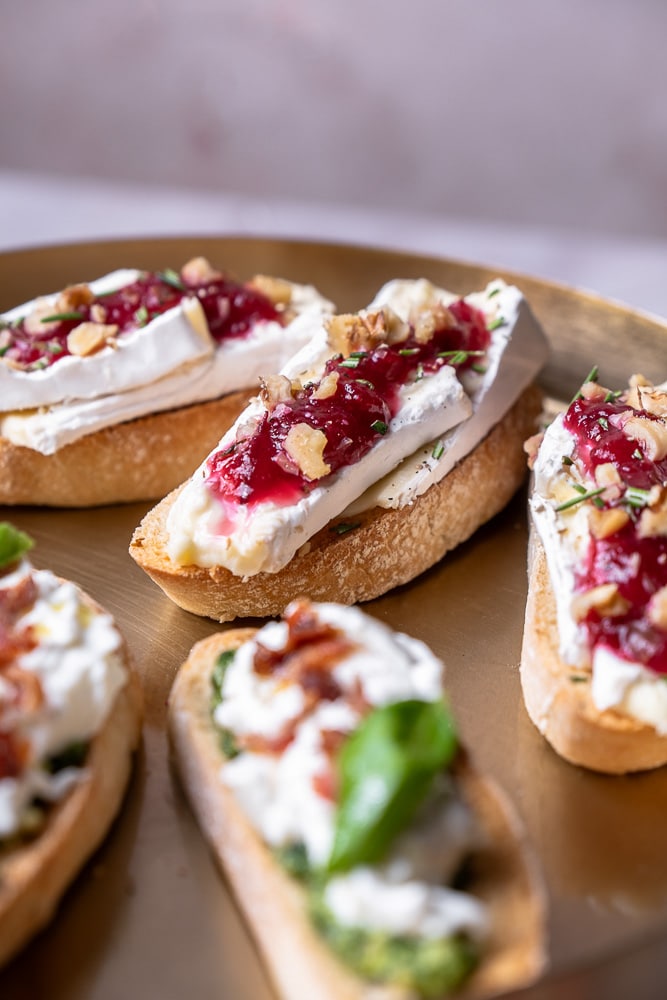 bruschetta met brie en cranberry, bruschetta recept, brie, cranberry compote, rozemarijn, walnoten, stokbrood, borrelhapje, Kerst