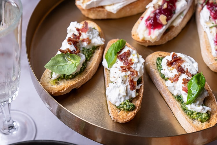 bruschetta met burrata en pancetta, bruschetta recept, burrata, mozzarella, groene pesto, pancetta kruimels, spek, borrelhapje, stokbrood, ciabatta