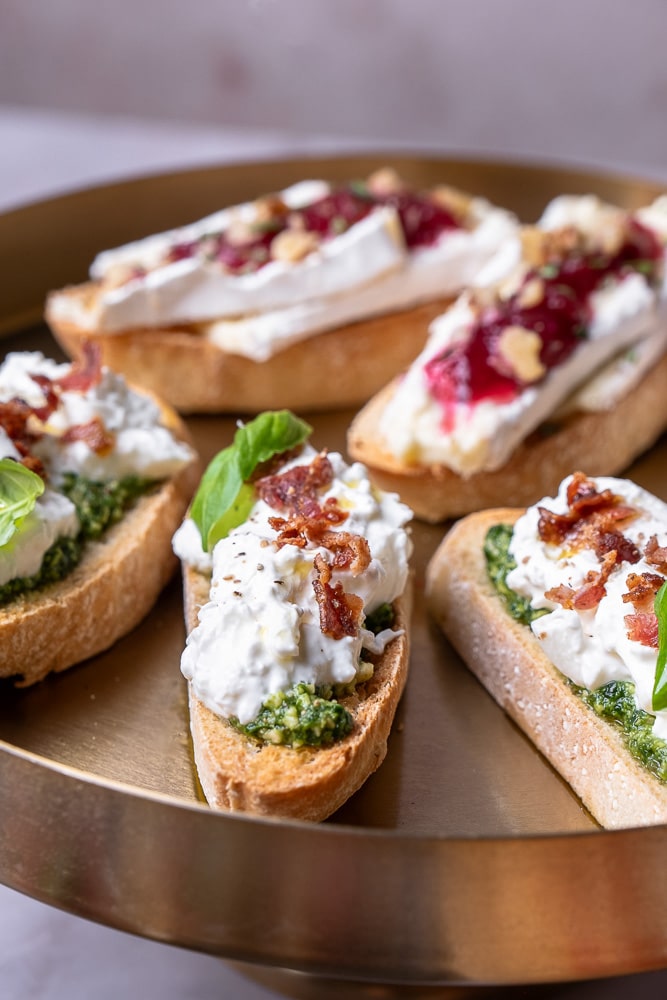 bruschetta met burrata en pancetta, bruschetta recept, burrata, mozzarella, groene pesto, pancetta kruimels, spek, borrelhapje, stokbrood, ciabatta