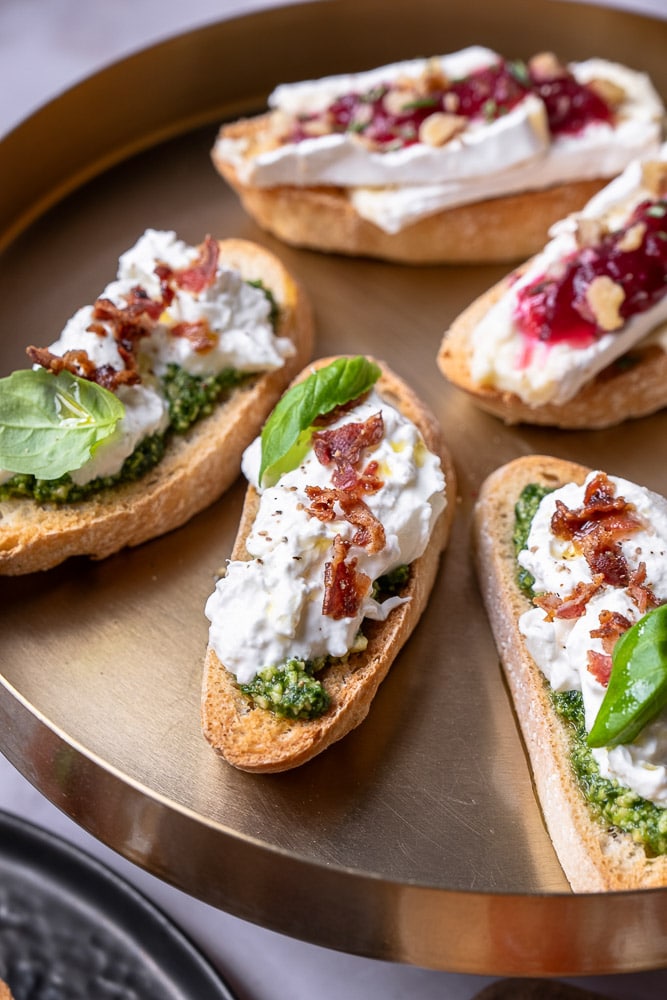 bruschetta met burrata en pancetta, bruschetta recept, burrata, mozzarella, groene pesto, pancetta kruimels, spek, borrelhapje, stokbrood, ciabatta