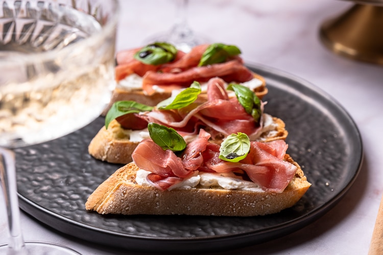 Bruschetta roomkaas, Parmaham, honing, bruschetta met roomkaas, bruschetta recepten, pesto, basilicum, gedroogde ham, balsamico, honing