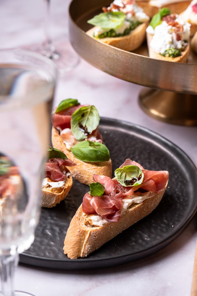 Bruschetta roomkaas, Parmaham, honing, bruschetta met roomkaas, bruschetta recepten, pesto, basilicum, gedroogde ham, balsamico, honing