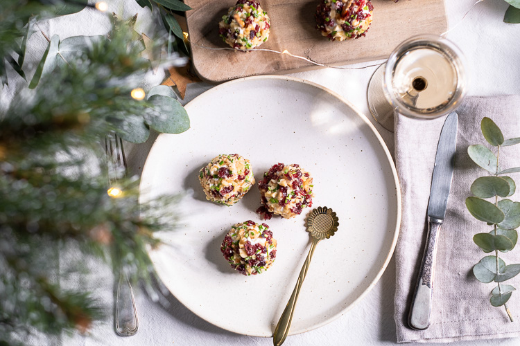 geitenkaas hapje, geitenkaas amuse, geitenkaas bonbon, geitenkaas truffels, roomkaas, pistache, cranberry, honing, kaneel, voorgerecht, aperitief, recept