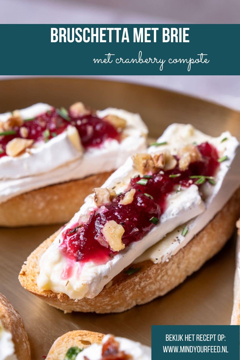 bruschetta met brie en cranberry, bruschetta recept, brie, cranberry compote, rozemarijn, walnoten, stokbrood, borrelhapje, Kerst