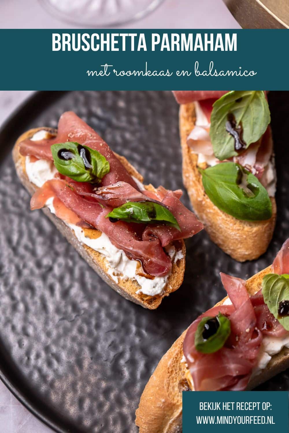 Bruschetta roomkaas, Parmaham, honing, bruschetta met roomkaas, bruschetta recepten, pesto, basilicum, gedroogde ham, balsamico, honing