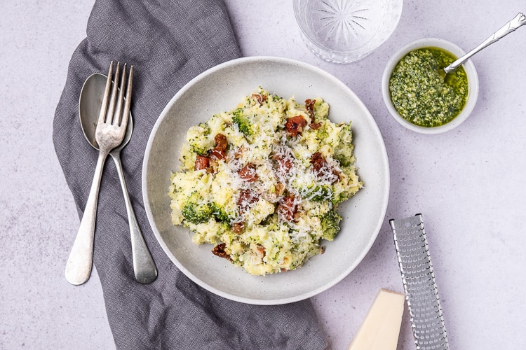 Italiaanse broccoli stamppot, Italiaanse broccolistamppot, stamppot met een twist, stampot, stamppot van broccoli, salami, zongedroogde tomaten, Parmezaanse kaas, recept, makkelijk, lekker en simpel