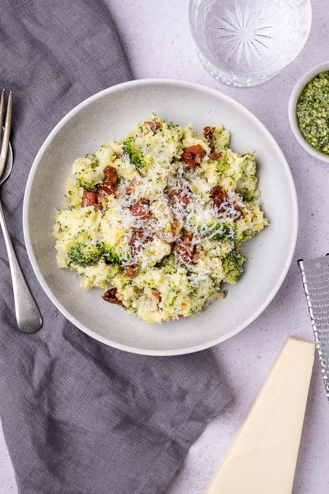 Italiaanse broccoli stamppot, Italiaanse broccolistamppot, stamppot met een twist, stampot, stamppot van broccoli, salami, zongedroogde tomaten, Parmezaanse kaas, recept, makkelijk, lekker en simpel