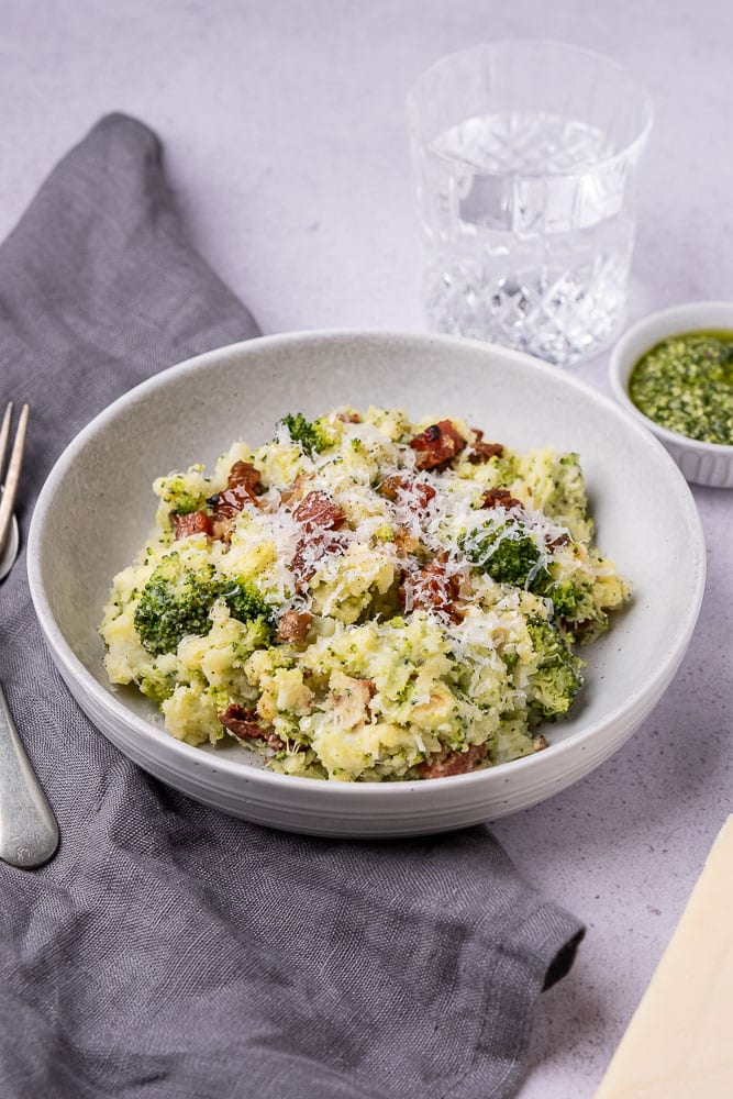 Italiaanse broccoli stamppot, Italiaanse broccolistamppot, stamppot met een twist, stampot, stamppot van broccoli, salami, zongedroogde tomaten, Parmezaanse kaas, recept, makkelijk, lekker en simpel