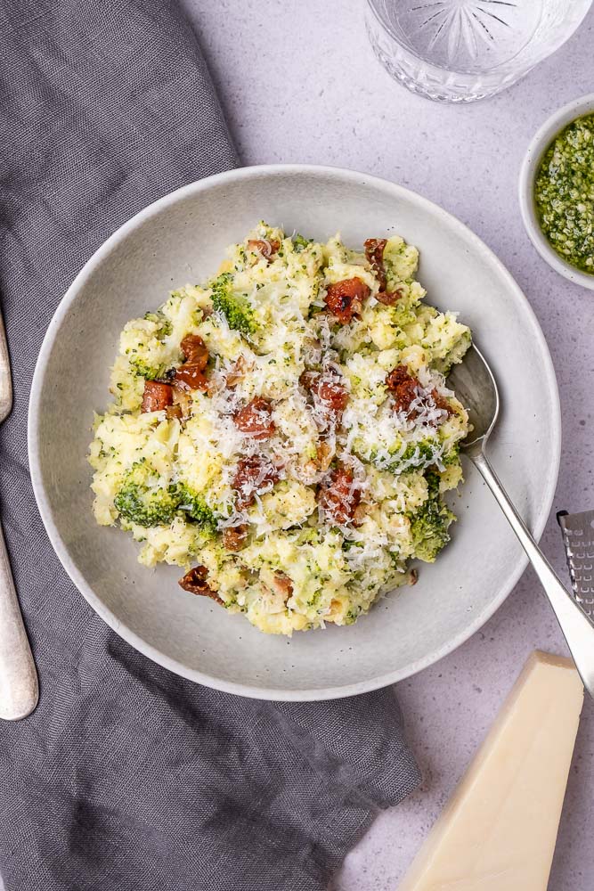 Italiaanse broccoli stamppot, Italiaanse broccolistamppot, stamppot met een twist, stampot, stamppot van broccoli, salami, zongedroogde tomaten, Parmezaanse kaas, recept, makkelijk, lekker en simpel