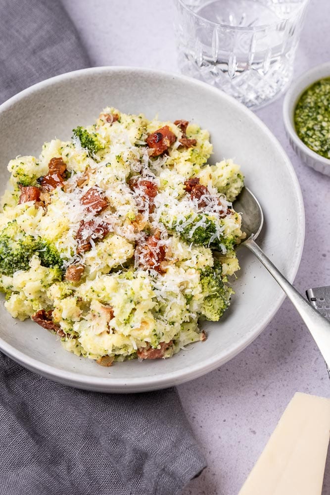 Italiaanse broccoli stamppot, Italiaanse broccolistamppot, stamppot met een twist, stampot, stamppot van broccoli, salami, zongedroogde tomaten, Parmezaanse kaas, recept, makkelijk, lekker en simpel