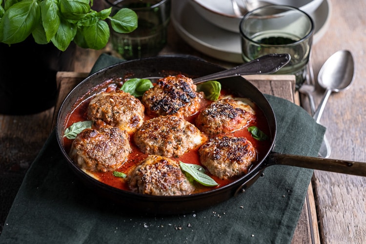 Italiaanse gehaktballen, Italiaanse gehaktballetjes, recept, tomatensaus, verse Italiaanse kruiden, Parmezaanse kaas, mozzarella, in de pan