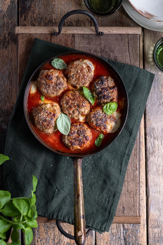 Italiaanse gehaktballen, Italiaanse gehaktballetjes, recept, tomatensaus, verse Italiaanse kruiden, Parmezaanse kaas, mozzarella, in de pan