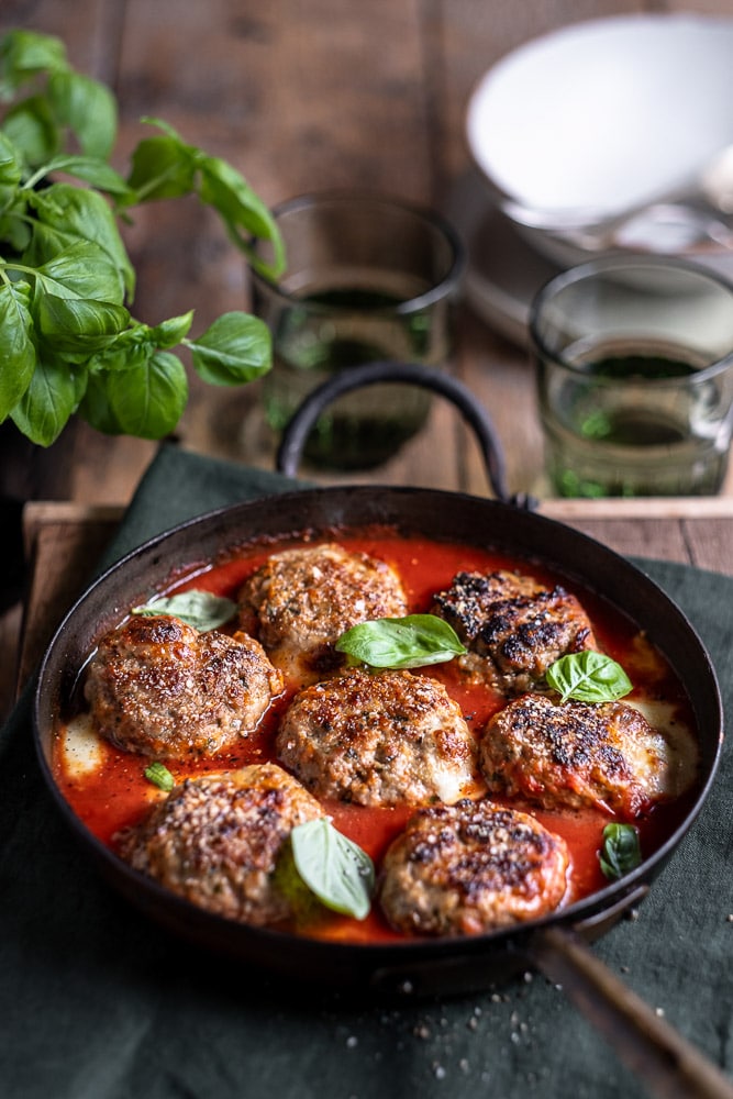 Italiaanse gehaktballen, Italiaanse gehaktballetjes, recept, tomatensaus, verse Italiaanse kruiden, Parmezaanse kaas, mozzarella, in de pan