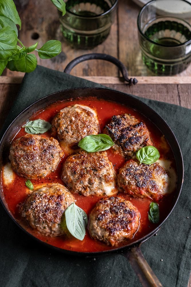 Italiaanse gehaktballen, Italiaanse gehaktballetjes, recept, tomatensaus, verse Italiaanse kruiden, Parmezaanse kaas, mozzarella, in de pan