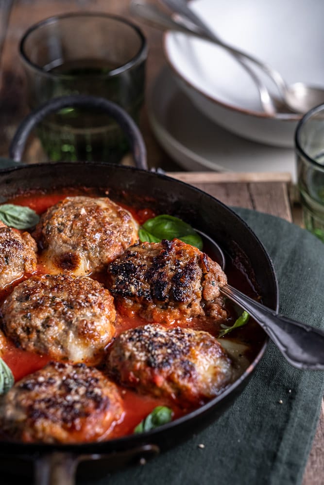 Italiaanse gehaktballen, Italiaanse gehaktballetjes, recept, tomatensaus, verse Italiaanse kruiden, Parmezaanse kaas, mozzarella, in de pan