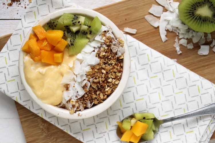 mango smoothie bowl, gezond ontbijt recept, smoothie met havermout, vers zomerfruit