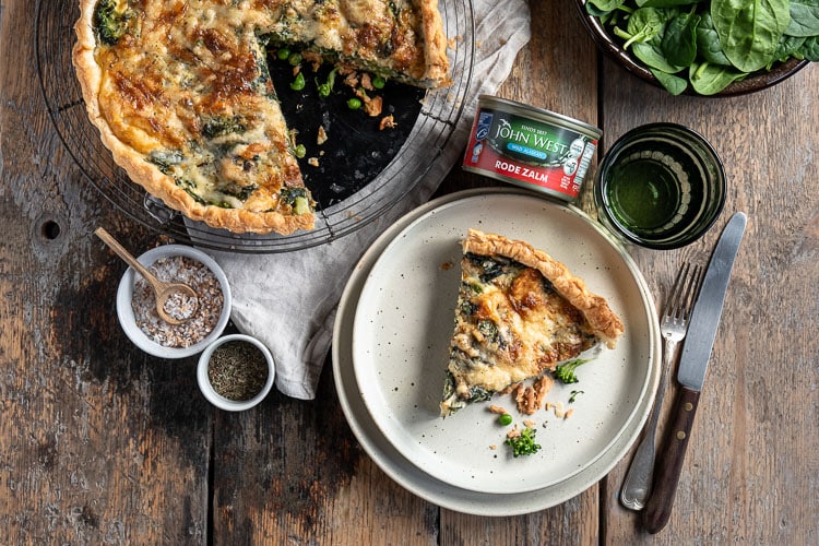 Feestelijke Quiche met Wilde Zalm uit Alaska, Spinazie, Broccoli en Doperwten: Een smaakvolle en kleurrijke hartige taart met duurzaam gevangen wilde zalm, verse groenten en romige ei-vulling. Perfect voor elke gelegenheid.