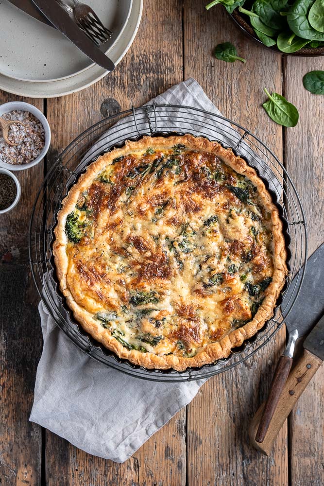 Wilde zalm uit Alaska, de basis voor een smaakvolle en duurzame zalm quiche met spinazie, broccoli en doperwten.