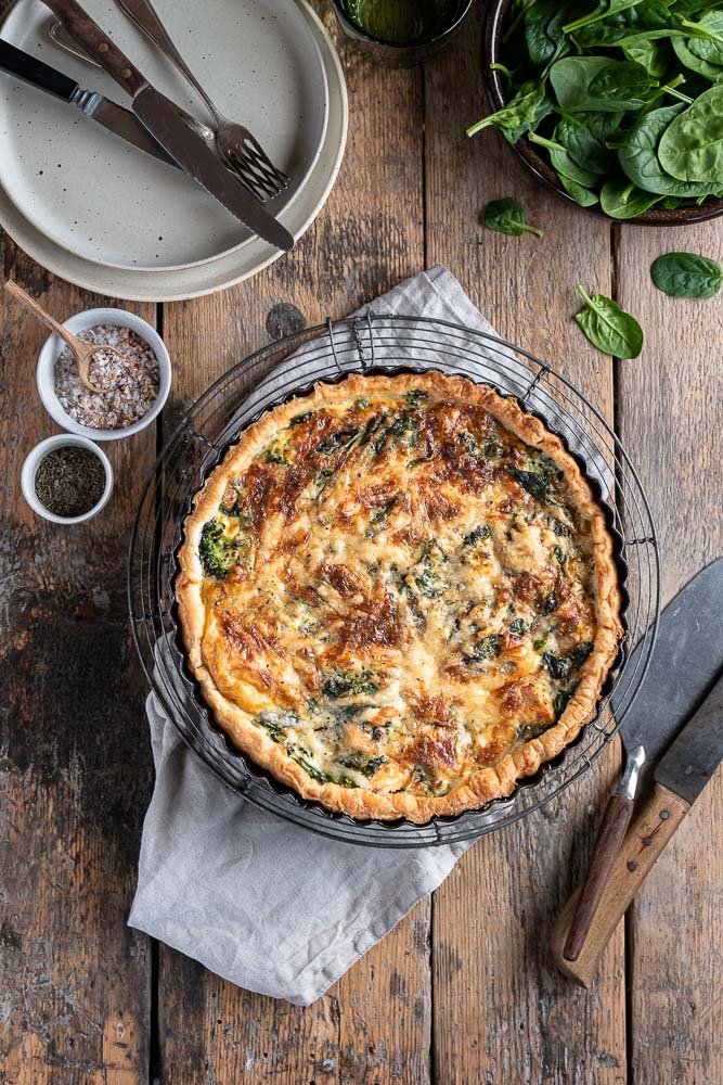 Wilde zalm uit Alaska, de basis voor een smaakvolle en duurzame zalm quiche met spinazie, broccoli en doperwten.