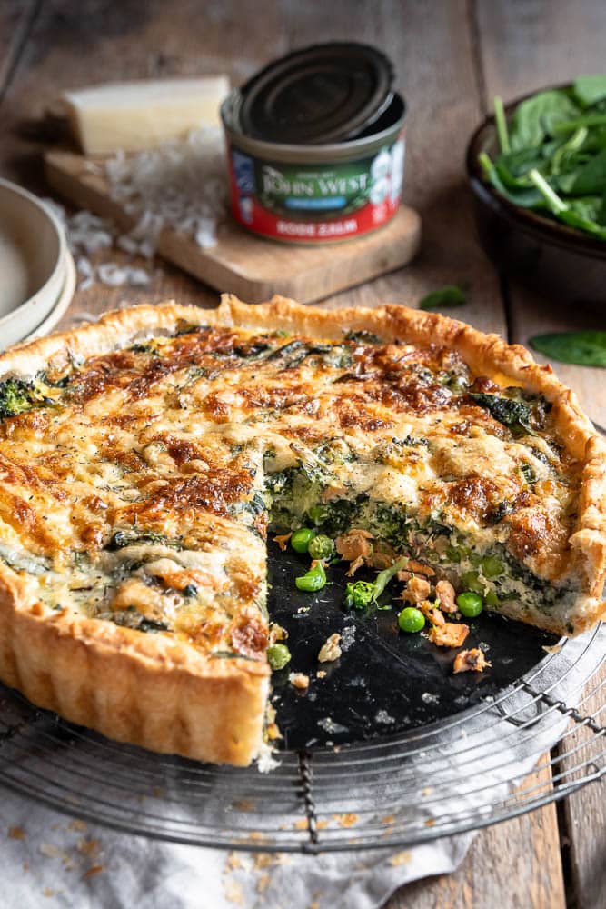 Geniet van het Wild Alaska Seafood Month met deze heerlijke zalm quiche. Een gezonde keuze boordevol smaak en voedingswaarde.