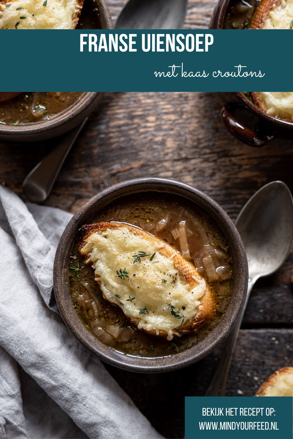 Recept voor klassieke Franse uiensoep, uiensoep zelf maken met gekarameliseerde uien, runderbouillon, wijn en met zelfgemaakte kaas crouton. Kaasbroodje met Franse gruyere kaas. Zelfgemaakte uiensoep voor de koude winter.