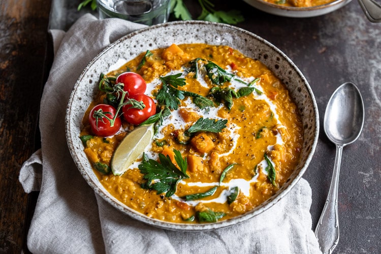 Makkelijk recept voor Marokkaanse linzensoep, gemaakt van rode linzen, met zoete aardappel en spinazie, traditionele linzensoep met groenten, meer linzensoep recepten, Turkse linzensoep