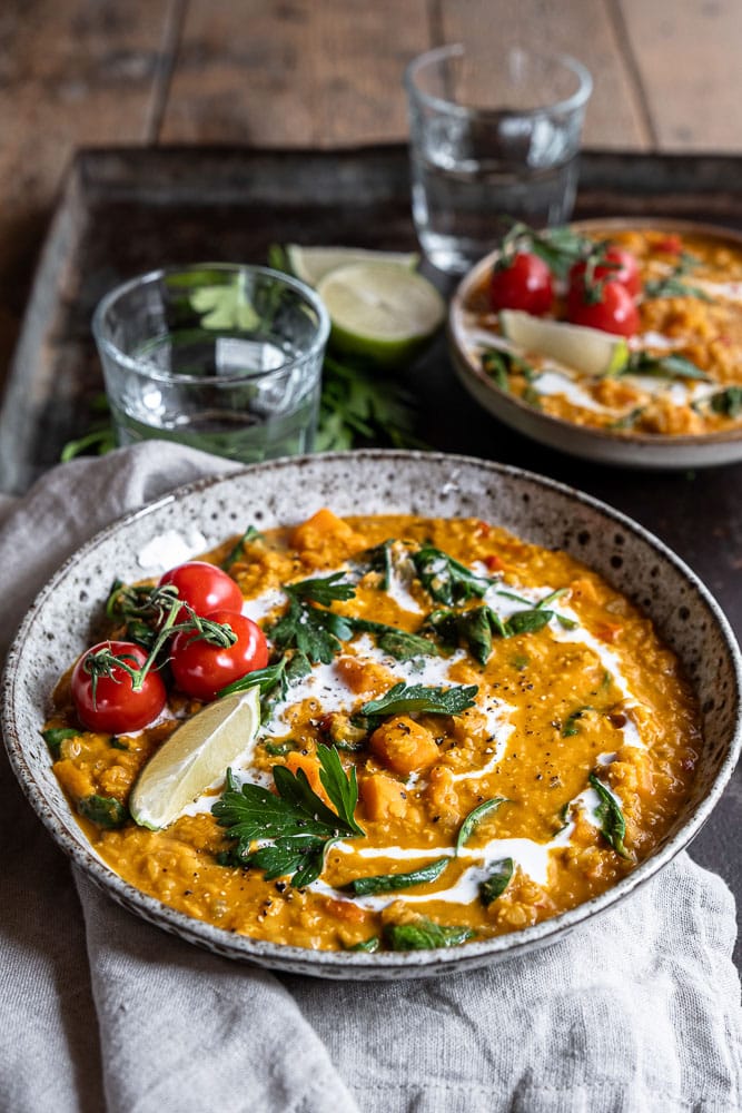 Makkelijk recept voor Marokkaanse linzensoep, gemaakt van rode linzen, met zoete aardappel en spinazie, traditionele linzensoep met groenten, meer linzensoep recepten, Turkse linzensoep