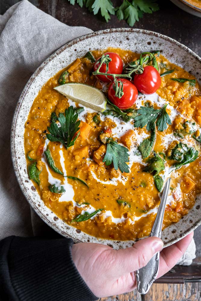 Makkelijk recept voor Marokkaanse linzensoep, gemaakt van rode linzen, met zoete aardappel en spinazie, traditionele linzensoep met groenten, meer linzensoep recepten, Turkse linzensoep