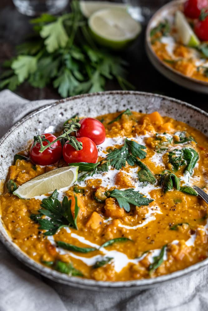 Makkelijk recept voor Marokkaanse linzensoep, gemaakt van rode linzen, met zoete aardappel en spinazie, traditionele linzensoep met groenten, meer linzensoep recepten, Turkse linzensoep