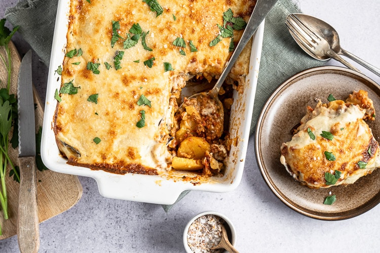 Recept voor klassieke Griekse Moussaka: Gegrilde aubergines, kruidige gehaktsaus, aardappelschijfjes en romige bechamelsaus, een geweldige Griekse ovenschotel. Griekse moussaka maken is lekker en makkelijk.