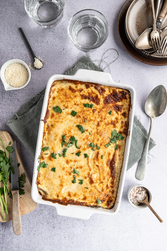 Gelaagde aubergines en gehakt vormen een heerlijke combinatie in deze Griekse moussaka, lekkere Griekse ovenschotel recept