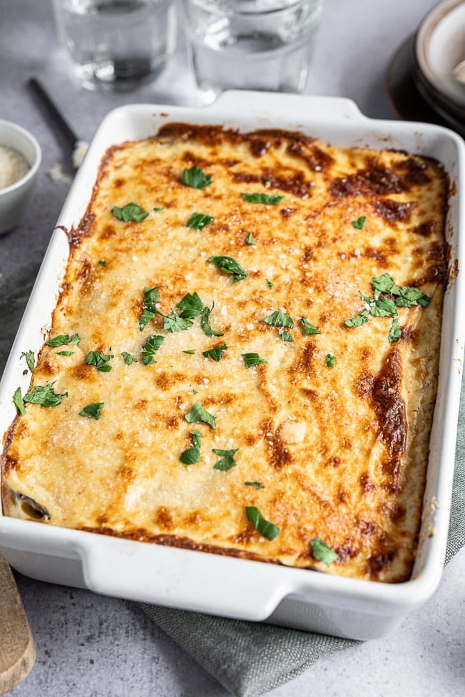 Recept voor klassieke Griekse Moussaka: Smeuïge bechamelsaus bedekt elke laag van deze authentieke Griekse moussaka