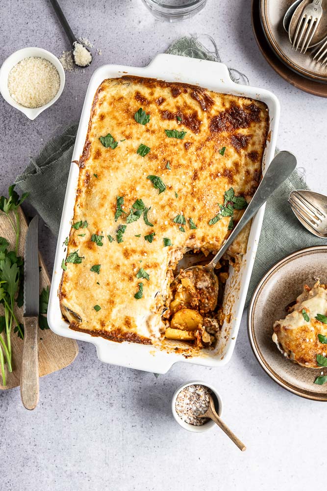 Recept voor klassieke Griekse Moussaka: vers uit de oven: onze Griekse moussaka straalt met de perfecte gratinering, klaar om geserveerd te worden.