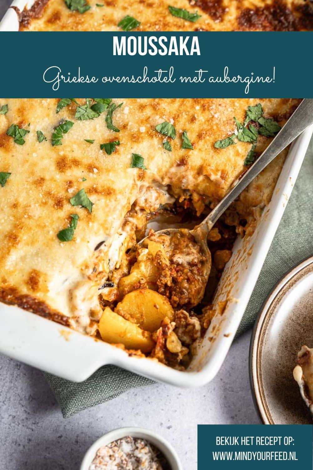 Ga aan de slag met deze authentieke klassieke Griekse Moussaka! Gelaagde aubergines, smeuïge gehaktsaus, aardappelschijfjes en romige bechamelsaus. Wat een fijn recept voor een Griekse ovenschotel is deze moussaka. Ontdek de essentie van de mediterrane keuken op je bord. 🍆🍅✨ #GriekseMoussaka