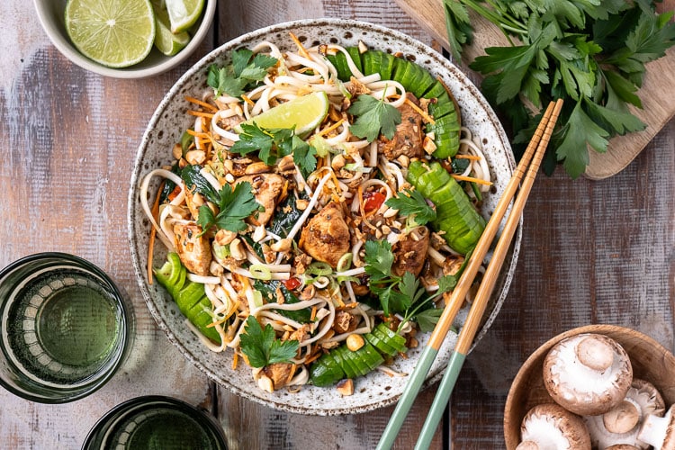 Noedels met kip en groenten, een lekker en makkelijk recept uit de Aziatische keuken van roerbak noodles of noedels met kip in Oosterse marinade met verschillende roerbakgroenten zoals wortel, spinazie, paprika en tauge in een kruidige Hoisin saus.