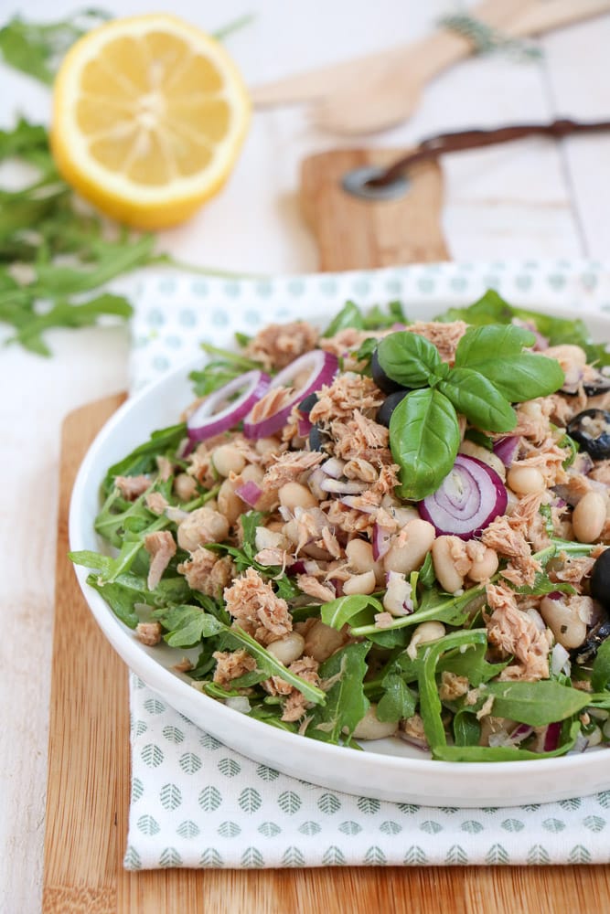 5 lekkere en makkelijke salade met tonijn recepten, zelf tonijn salade maken is hartstikke lekker en gezond, ideaal als lunch of lichte avondmaaltijd. Recepten met tonijn uit blik, tonijnsalade bij de lunch of als gezond broodbeleg.