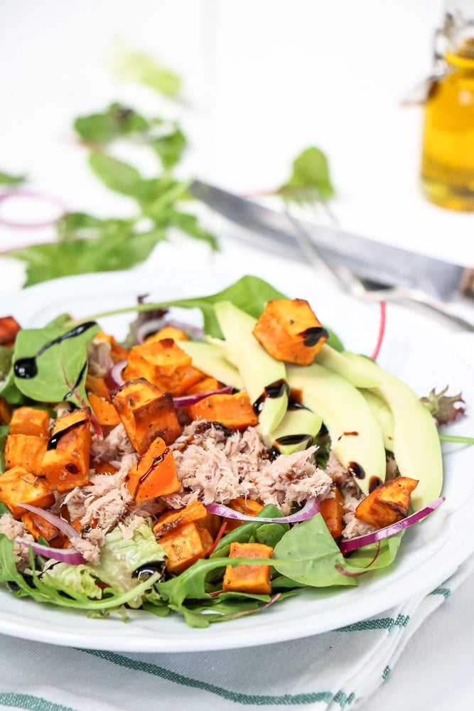 5 lekkere en makkelijke salade met tonijn recepten, zelf tonijn salade maken is hartstikke lekker en gezond, ideaal als lunch of lichte avondmaaltijd. Recepten met tonijn uit blik, tonijnsalade bij de lunch of als gezond broodbeleg.