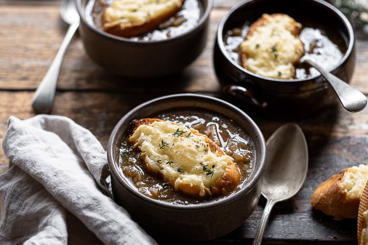 Recept voor klassieke Franse uiensoep, uiensoep zelf maken met gekarameliseerde uien, runderbouillon, wijn en met zelfgemaakte kaas crouton. Kaasbroodje met Franse gruyere kaas. Zelfgemaakte uiensoep voor de koude winter.