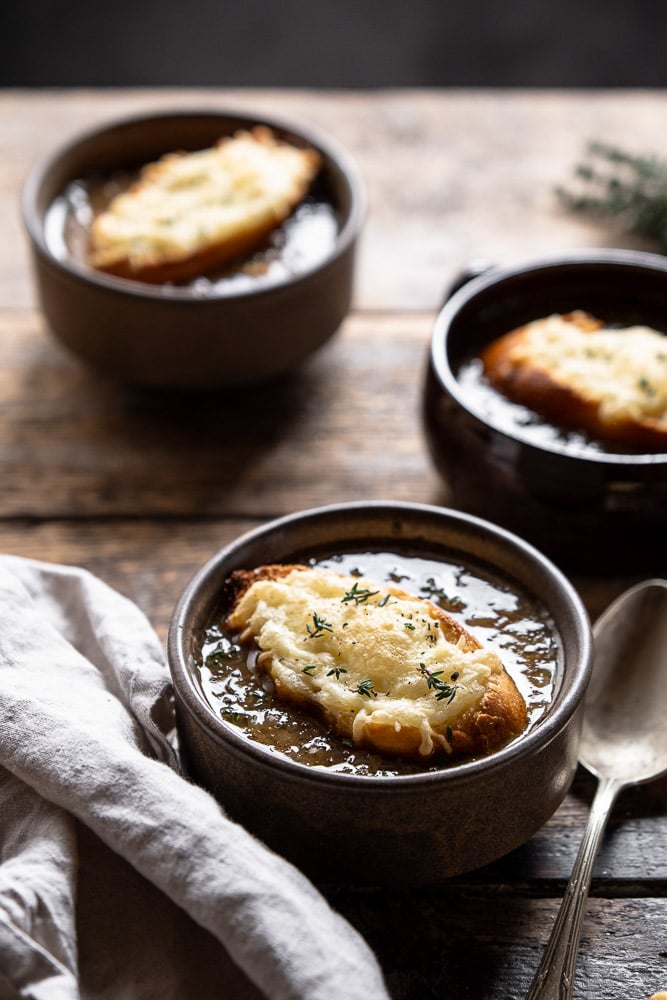 Recept voor klassieke Franse uiensoep, uiensoep zelf maken met gekarameliseerde uien, runderbouillon, wijn en met zelfgemaakte kaas crouton. Kaasbroodje met Franse gruyere kaas. Zelfgemaakte uiensoep voor de koude winter.