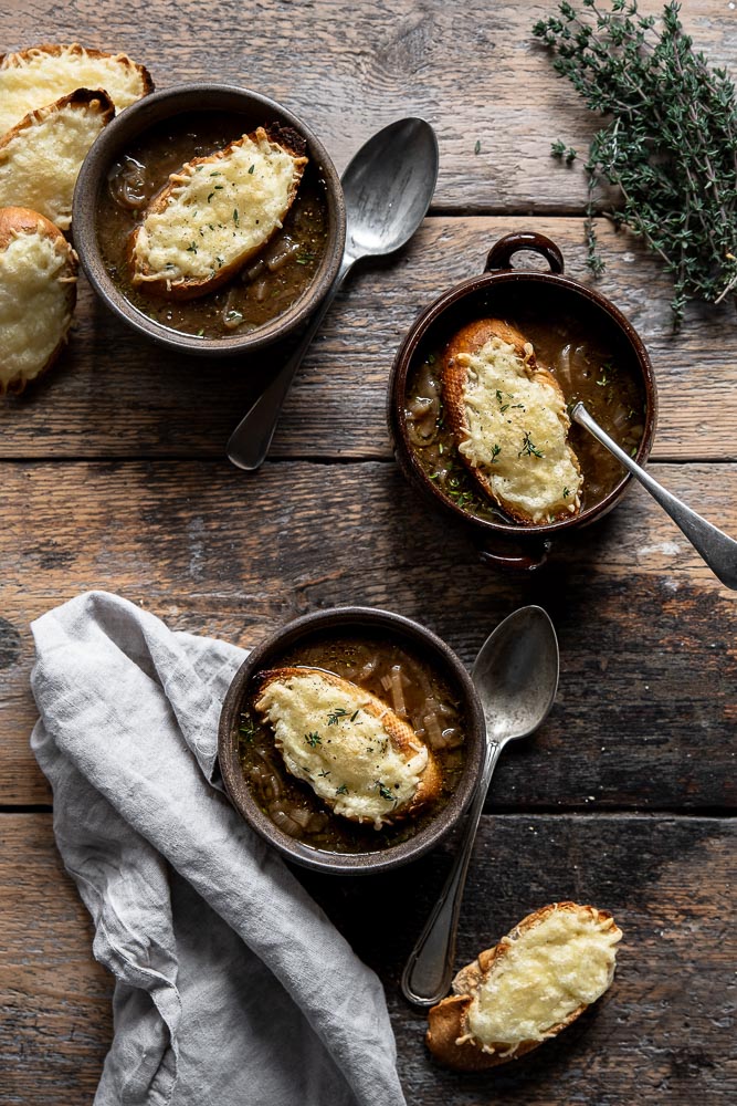 Recept voor klassieke Franse uiensoep, uiensoep zelf maken met gekarameliseerde uien, runderbouillon, wijn en met zelfgemaakte kaas crouton. Kaasbroodje met Franse gruyere kaas. Zelfgemaakte uiensoep voor de koude winter.